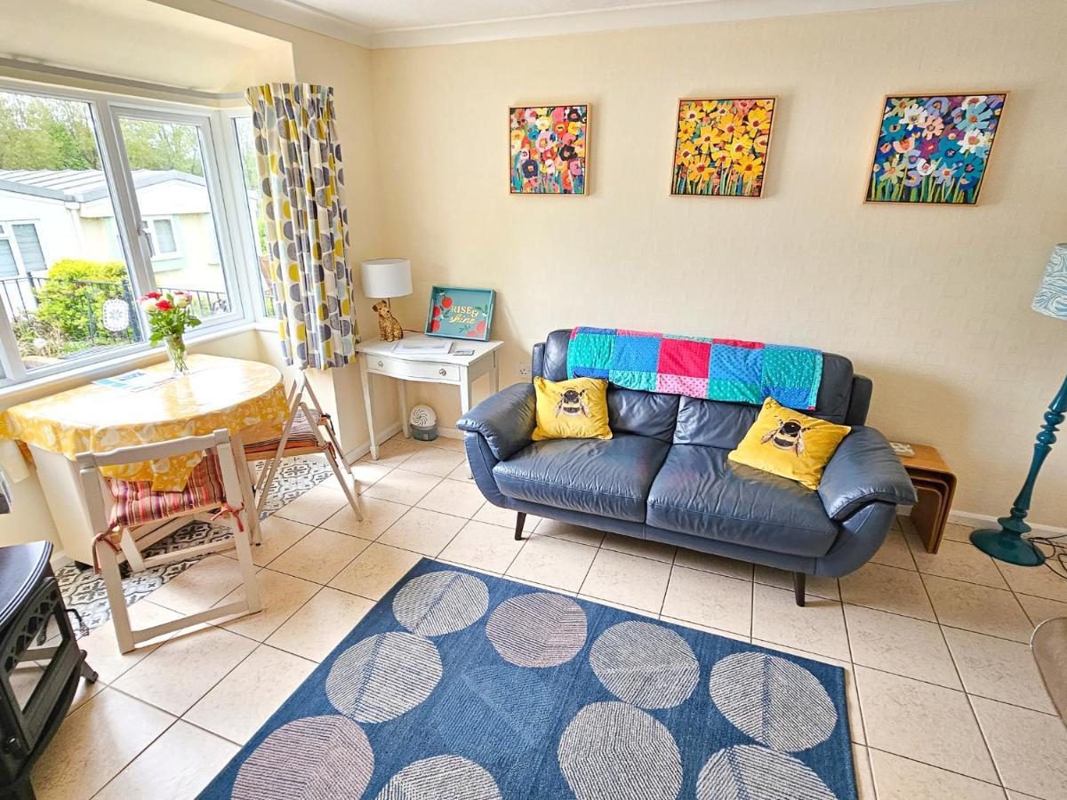 Dart Haven - Cheerful Holiday Bungalow In Galmpton Bagian luar foto